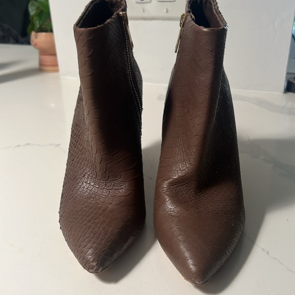 JOIE 'JALENA' SNAKE EMBOSSED POINTY TOE WEDGE BOOTIE SZ 39.5 BROWN - Picture 4 of 8